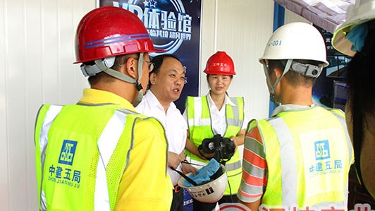 长沙市人大常委会副主任罗衡宁视察工地体验汉坤vr安全体验馆