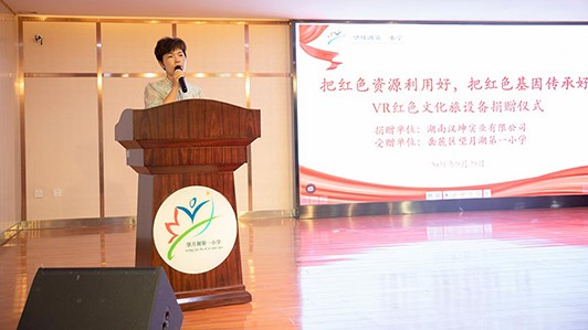 让祖国的花朵足不出校 行万里路