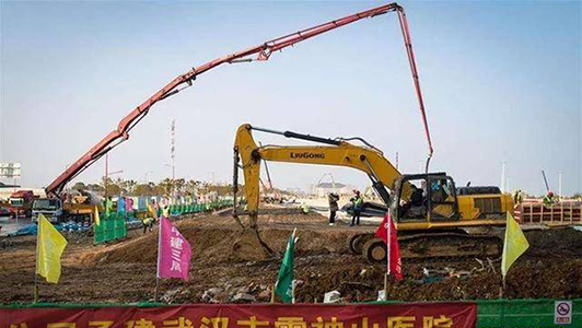 叉车钓鱼？汉坤男子的快乐就是这么简单！