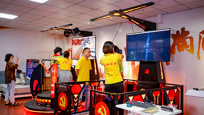 汉坤VR科普馆迎来“小客人”体验学习VR安全教育和红色文化